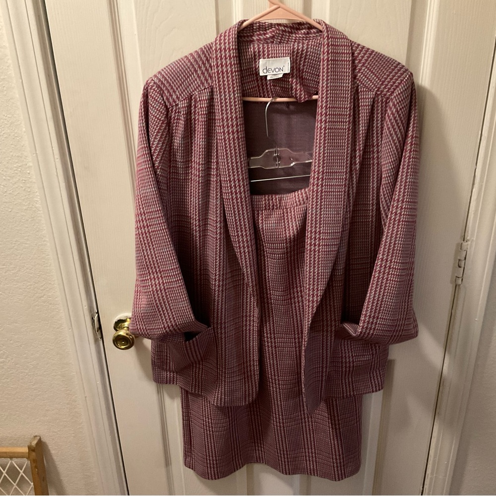 VINTAGE Gorgeous Two pice suit. Jacket with MATCHING SKIRT.